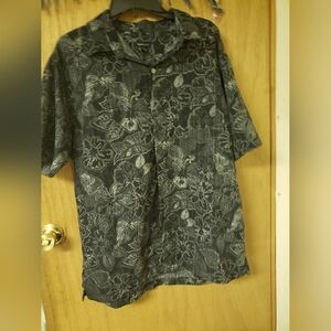 Mens Van Heusen Black and Gray Patterned Shirt